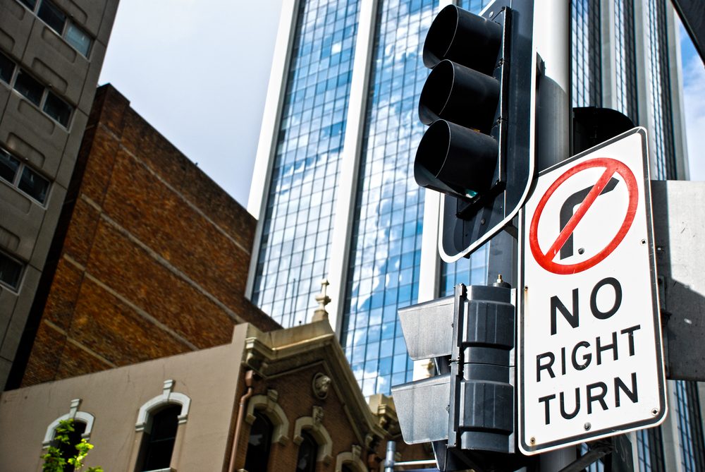 A “No Right Turn” sign is posted at an intersection, showing drivers that turning right is not allowed. You can turn right on a red light in Georgia unless a traffic sign or signal says you cannot.